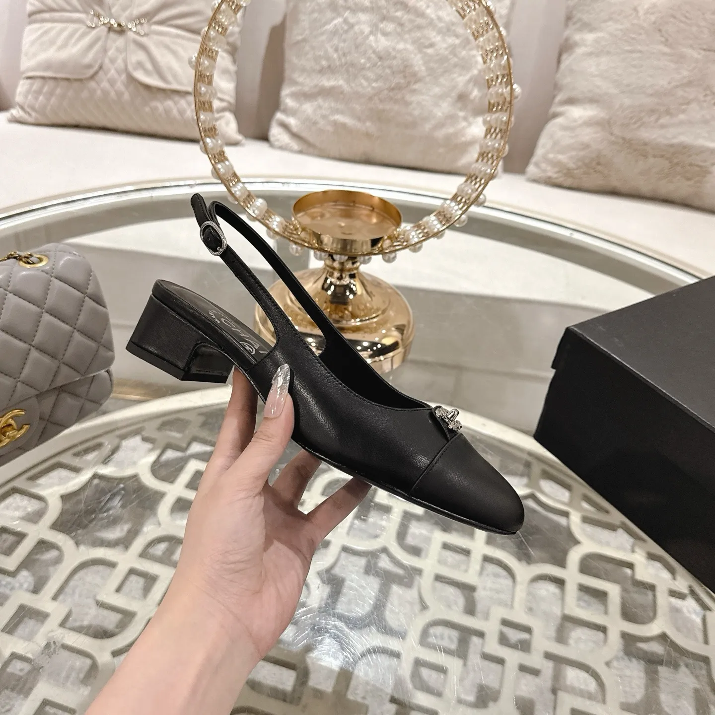 💕💕Factory direct selling price p540💕💕Chanel 2025SS spring and summer new double C button Mary Jane🆕Xiao Xiang𝐂Jia's beautiful Mary Jane sandals are so sweet that they are so beautiful that they have a round square toe design. Cute and cute ~ metal/button logo. The appearance is super online. When worn, it looks like a wealthy daughter. I thought it was good-looking. Only when you put it on your feet will you know how easy it is to wear~ Upper: Customized lambskin Lining: Sheepskin Outsole: Genuine leather outsole imported from Italy Size number: 35-42 (40.41.42 customization is non-refundable) Packaging: The latest gift box packaging at the counter